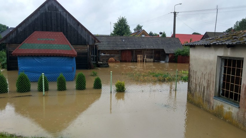 Intensywne opady deszczu w regionie. Woda zalewała podwórka, konar spadł na kampera. Zobacz nowe zdjęcia 