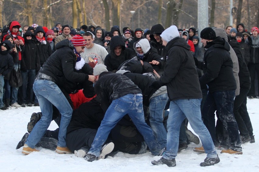 Kibice protestowali pod stadionem Wisły [ZDJĘCIA]