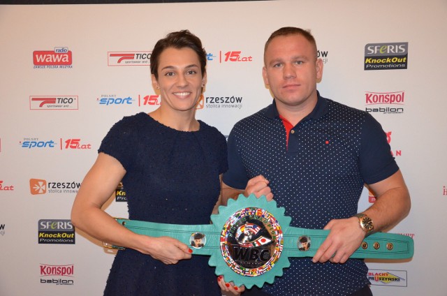 Łukasz Różański i Ewa Piątkowska byli gośćmi wczorajszej konferencji prasowej w rzeszowskim ratuszu. Nz. oboje z pasem WBC Silver, niedawno wywalczonym przez pięściarkę rodem z Radomia