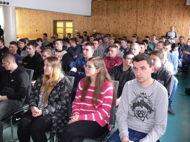 Uczniowie trzecich i czwartych klas Zespołu Szkół Centrum Kształcenia Rolniczego w Sandomierzu szkolili się w zakresie zasad składania wniosków o dopłaty bezpośrednie.