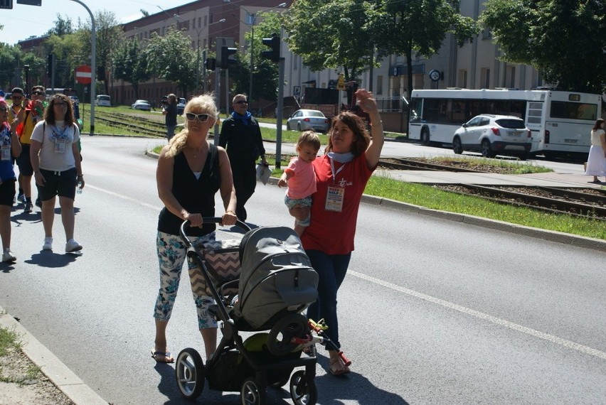 Goście z Włoch i Czech po mszy św. przeszli ulicami miasta...