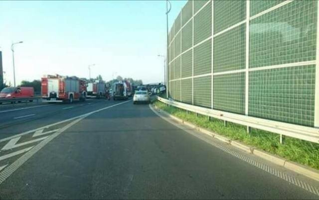Wypadek na DK 1 w Tychach. Przewróciła się ciężarówka z lawetą [ZDJĘCIA, WIDEO]
