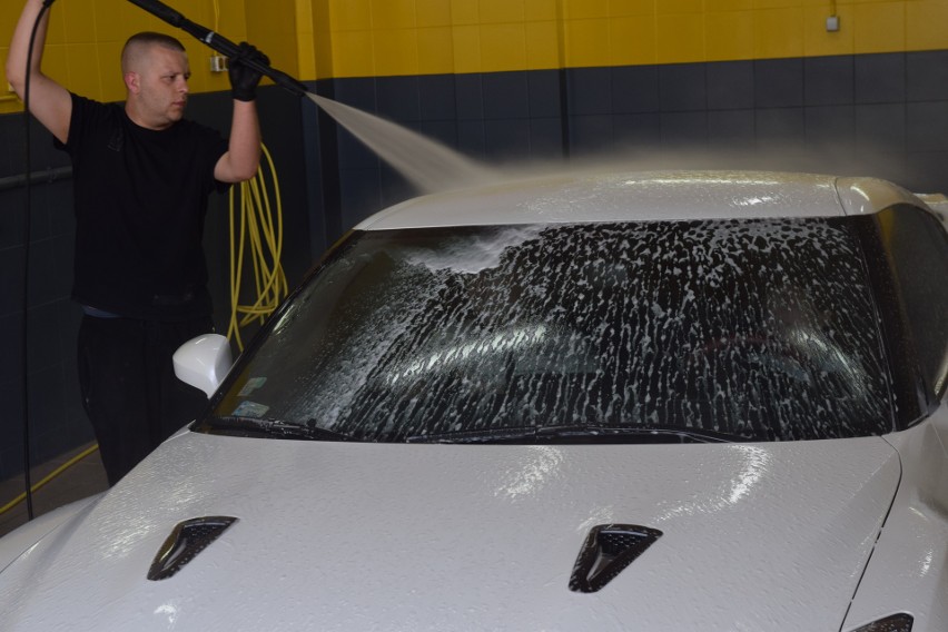 Międzynarodowy Dzień Mycia Samochodów. Jak umyć swoje auto (WIDEO)