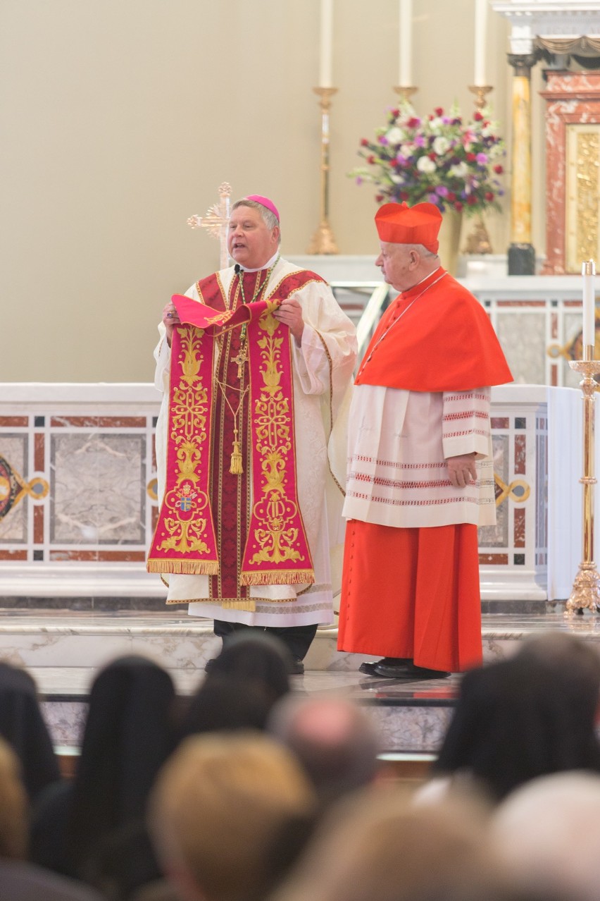 Kardynał Dziwisz w USA. Przekazał stułę Jana Pawła II