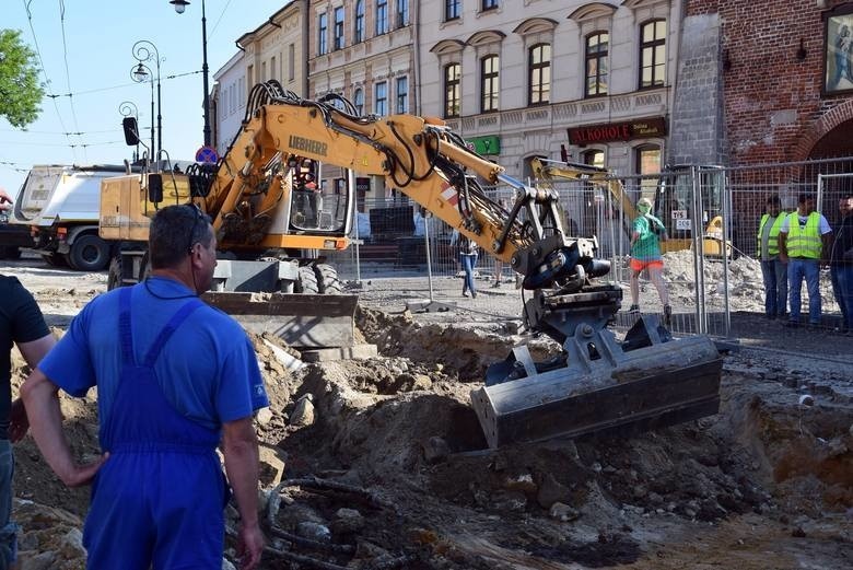 Odkrycie przy Bramie Krakowskiej. Historia studni sięga przynajmniej XVIII stulecia. Jest ona widoczna na starych planach i zdjęciach