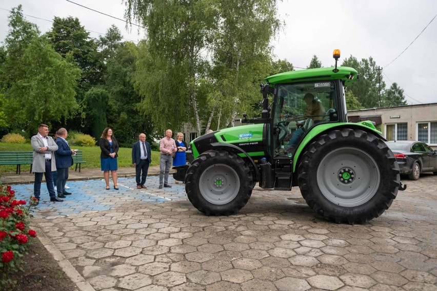 Piotrkowice Małe. Szkoła zakupiła nowoczesny ciągnik rolniczy