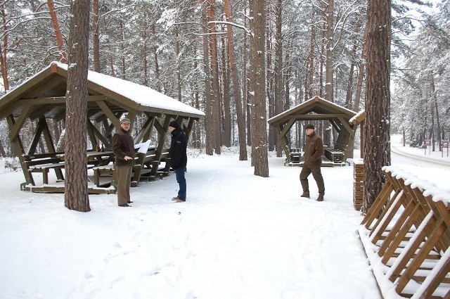 Czy zimą, czy latem, w  Borach Tucholskich jest wiele takich miejsc, gdzie turyści mogą się  zatrzymać i odpocząć w czasie wędrówek