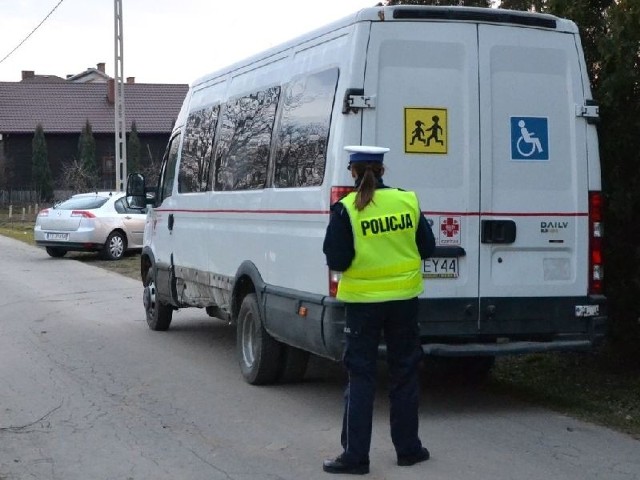 Bus, którym podróżowały dzieci.