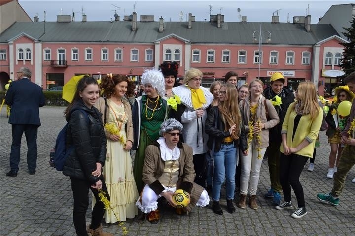 Uczestnicy ubrani byli w kolorowe elementy. Dominowały...