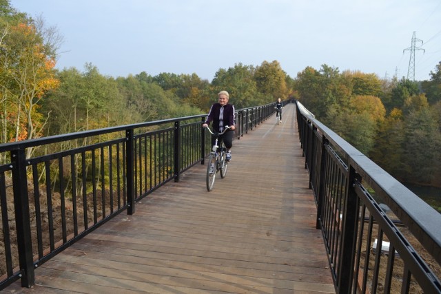 Trasa przez zabytkowy most kolejki wąskotorowej w Koronowie uczęszczana jest przez rowerzystów niezależnie od pory roku.  Bo zawsze jest tu pięknie