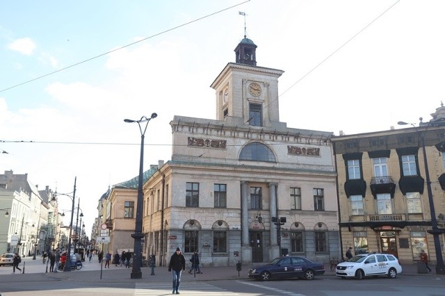 Po jedenastu latach starań Łódź odzyska  budynek dawnego ratusza przy pl. Wolności 1 należący obecnie  do Skarbu Państwa, a zajmowanego przez Archiwum Państwowe. Prezydent Hanna Zdanowska, naczelny dyrektor Archiwów Państwowych Paweł Pietrzyk oraz dyrektor Archiwum Państwowego w Łodzi Piotr Zawilski podpisali umowę zamiany nieruchomości. Na jej mocy miasto odzyska historyczny magistrat wraz z placówką AP przy al. Piłsudskiego 33, przekazując w zamian Archiwum Państwowemu niezagospodarowaną działkę przy pl. Dąbrowskiego 19. Do 2024 r. stanie tam nowa siedziba łódzkich archiwistów, która przejmie funkcję i zbiory trzech obecnie istniejących oddziałów tej instytucji w Łodzi. Czytaj na kolejnych slajdach