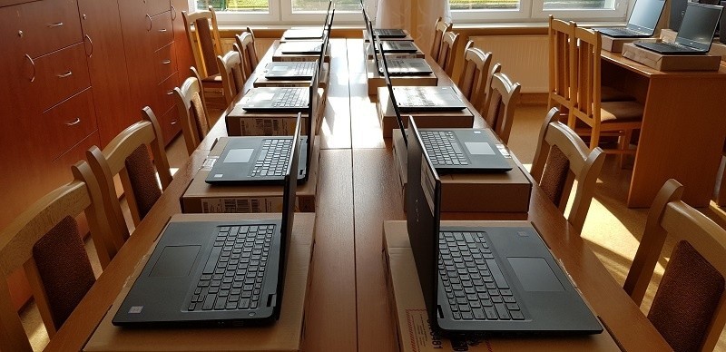 Powiat grajewski: Starostwo wspiera potrzebujące szkoły oraz uczniów. Pozyskano 109 komputerów w ramach projektu "Zdalna Szkoła"