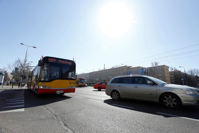 Wypadek autobusu. PiS apeluje do Trzaskowskiego o natychmiastowe działania. Prezydent stolicy zapewnia, że ratusz zajął się sprawie