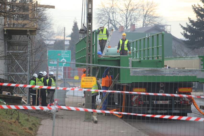 Sosnowiec: Montaż wiaduktu w Modrzejowie