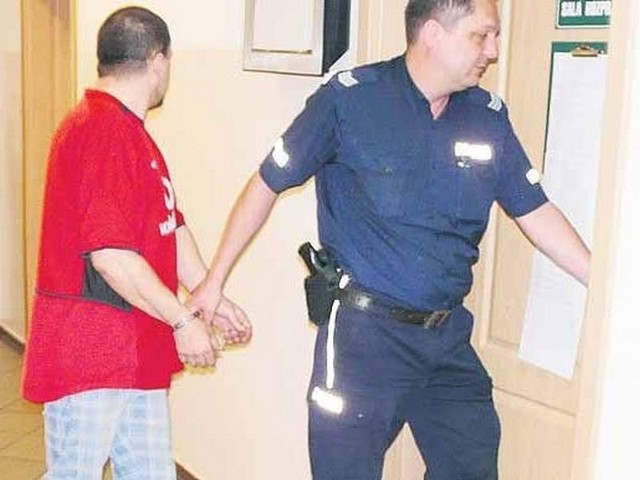 Policjant wprowadza podejrzanego na salę rozpraw w Sądzie Rejonowym w Stargardzie, na wczorajsze posiedzenie aresztowe. Fot. Emilia Chanczewska