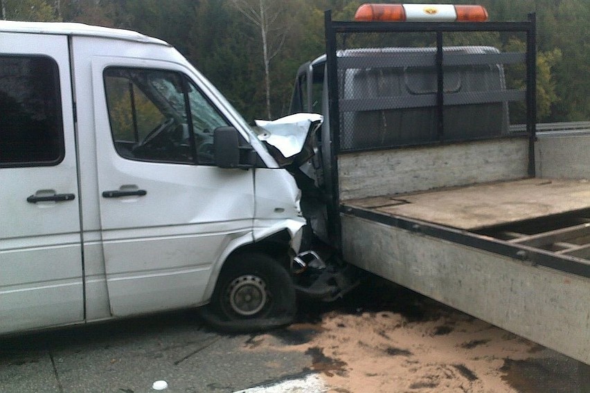 Na autostradzie zderzył się bus z pojazdem obsługi...