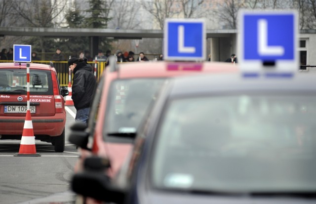 Zobacz, w których szkołach jazdy we Wrocławiu najwięcej kursantów zdaje za pierwszym razem praktyczny egzamin - posługuj się strzałkami lub gestami, aby przejść dalej