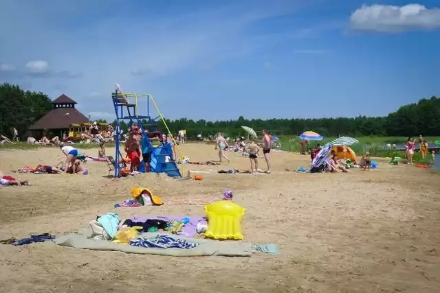 Przy takiej pogodzie nie warto siedzieć w domu. Proponujemy wypoczynek nad wodą. W Gródku nad bezpieczeństwem plażowiczów czuwa ratownik. Zalew jest zadbany i warto skorzystać z jego uroków.