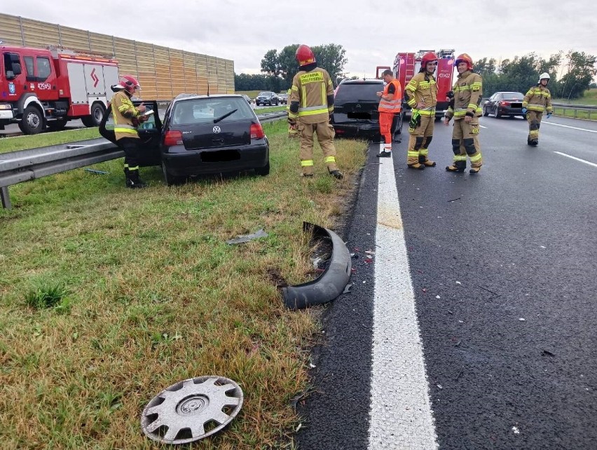 Poważny wypadek na A1 pod Kutnem. Zderzyły się trzy osobówki, są poszkodowani! 