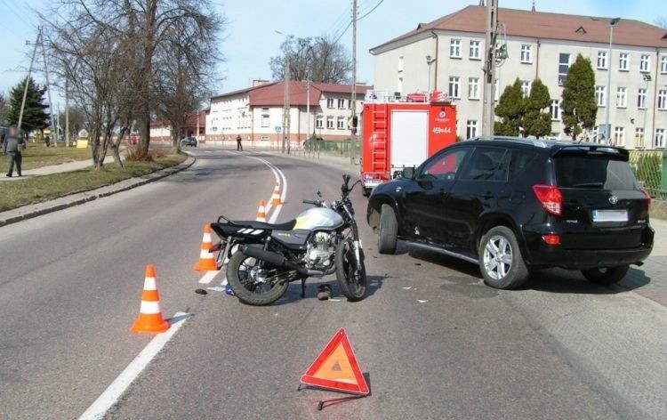 19-letniego motocyklistę staranowała terenowa toyota