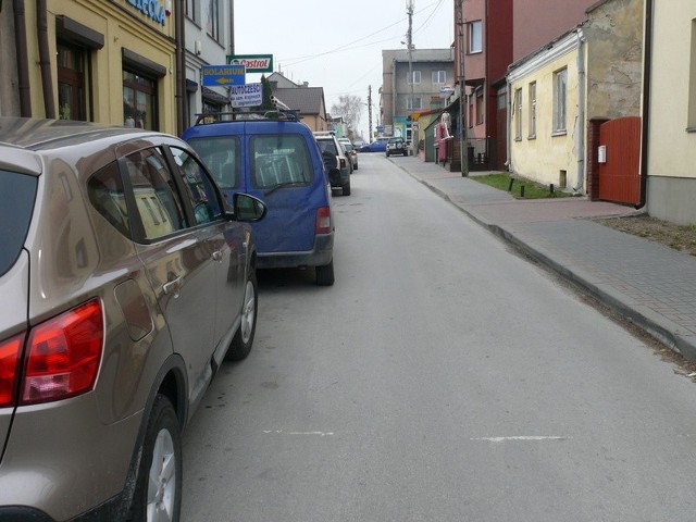 Teraz samochody z północnej części miasta i od strony Małogoszcza do centrum jeżdżą głównie tą wąską ulicą Strażacką.