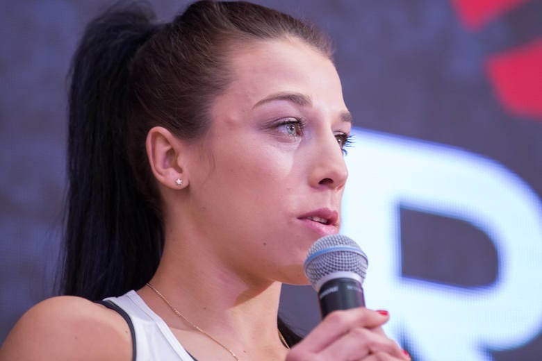 Joanna Jędrzejczyk straciła pas UFC podczas gali UFC 217....