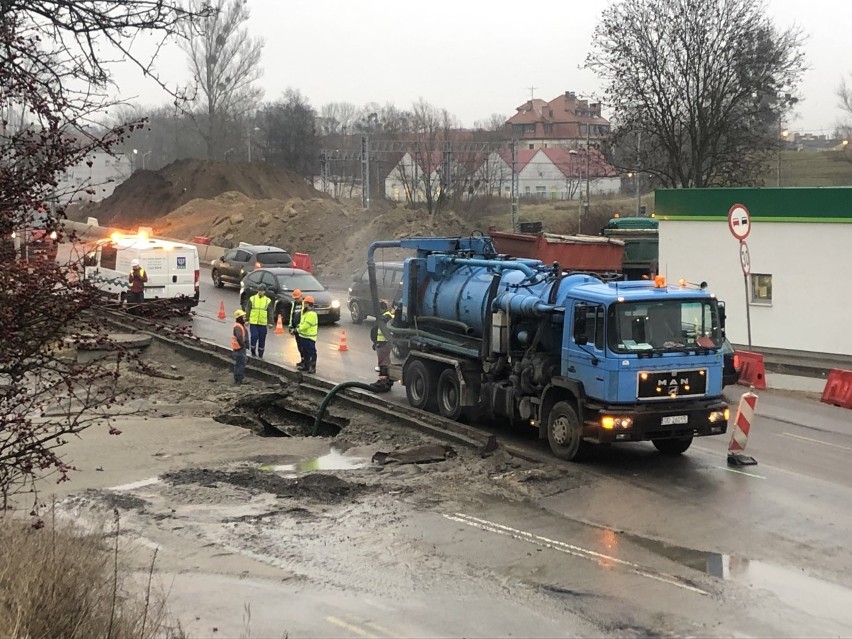 Na budowie wiaduktu Biskupia Górka uszkodzony został wodociąg. Zalany fragment Traktu św. Wojciecha przy stacji BP [zdjęcia]