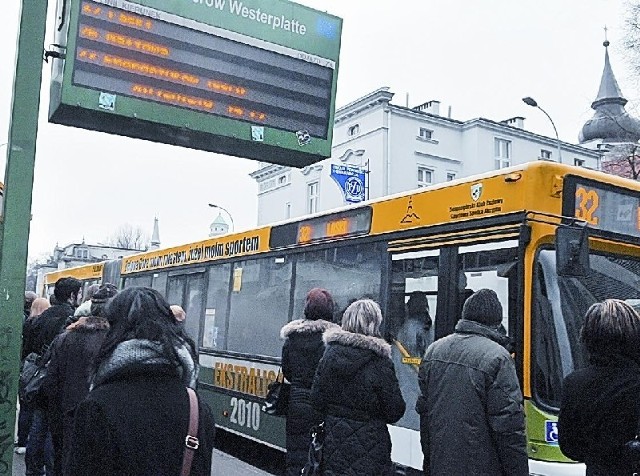 Już od 1 lutego będzie jeździć mniej autobusów linii 32 do Czerwieńska. Od marca zastąpią je pojazdy PKS-u (fot. Paweł Janczaruk)