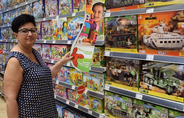 O tym, że wybór klasycznych zabawek jest ogromny świadczy pierwszy rzut oka w jakimkolwiek sklepie tej branży, a zwłaszcza w marketach, gdzie są całe działy związane z Dniem Dziecka. Na zdjęciu: Naszym przewodnikiem jest Agnieszka Domagała, kierownik działu Zabawki w hipermarkecie E.Leclerc w Radomiu.