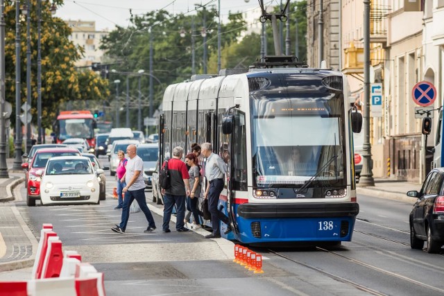 Przystanek wiedeński na ulicy Marszałka Focha w Bydgoszczy jest już gotowy. Pasażerowie są bezpieczniejsi, przechodząc przez jezdnię, żeby wsiąść i wysiąść z tramwaju. Kierowcy są zmuszeni zredukować prędkość pojazdów zbliżając się do peronu. Zachęca do tego wyniesienie w jezdni, które jest konstrukcją przystanku. Peron zniwelował też różnicę poziomów pomiędzy jezdnią, a pierwszym stopniem schodów w tramwaju.