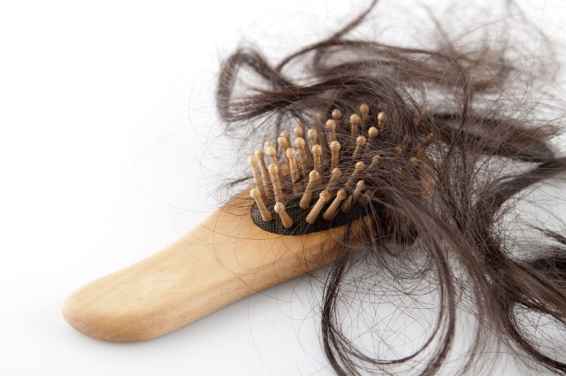 Wypadanie włosów po infekcji koronawirusem może być odwracalne