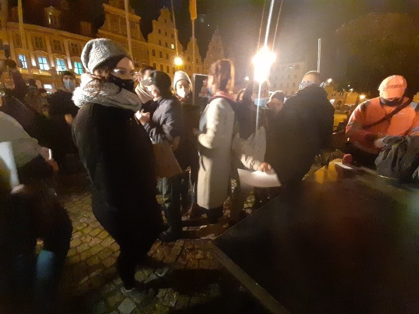 Sobotnie protesty we Wrocławiu. Śpiewy w Rynku, znicze pod siedzibą PiS [ZDJĘCIA]