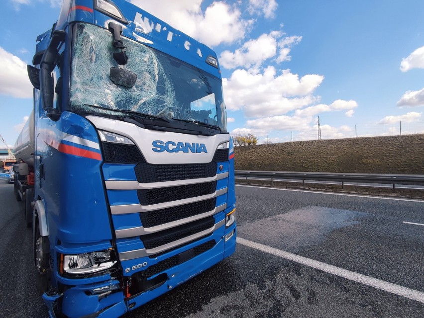 Wypadek na S8 w Turzynie. Kolizja z udziałem pojazdu ciężarowego i przyczepki służby drogowej. 12.04.2022