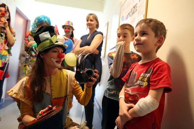 Dr Clown organizuje czas m.in. dzieciom z opolskich szpitali.