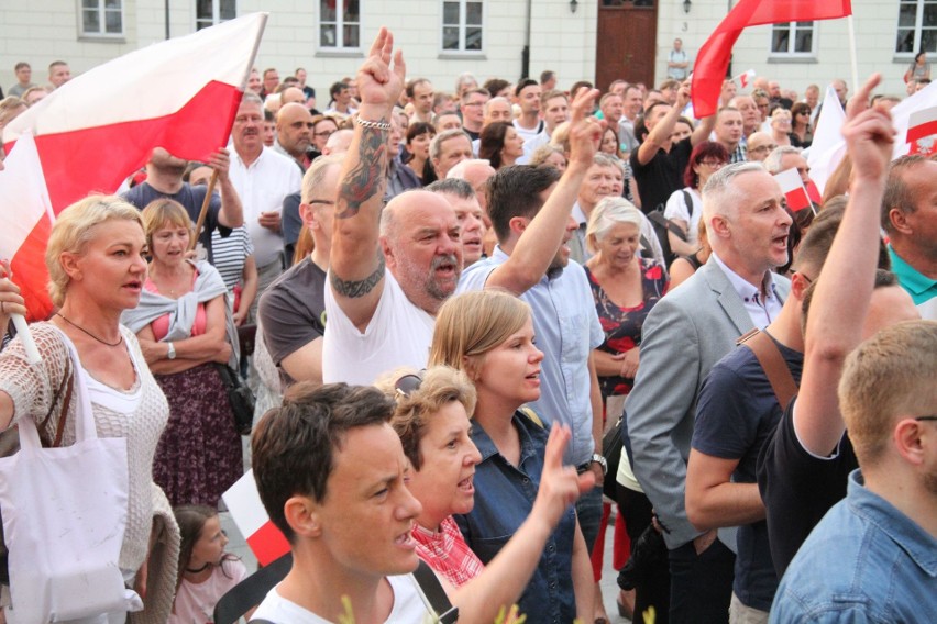 Wielka manifestacja w centrum Kielc „Wolne Sądy” z tysiącami uczestników  