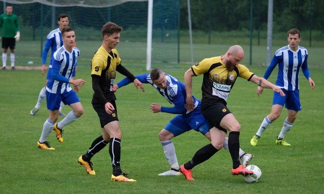 W meczu dwóch najlepszych aktualnie drużyn 4 ligi podkarpackiej, Sokół Sieniawa pokonał u siebie Izolatora Boguchwała 1:0. W 90. min bramkarz gości Miłosz Lewandowski obronił rzut karny. "Jedenastkę" zmarnował Mateusz Jędryas.Sokół Sieniawa - Izolator Boguchwała 1:0 (0:0)Bramka: M. Jędryas 84.Sokół: Pawlus 6 - Kardyś 7, S. Padiasek 7, Siwyj 5, M. Padiasek 6 - Brocki 5 (90 Stefan), Bursztyka 5 (69 M. Jędryas 6), D. Jędryas 6, Kasza 6, Lis 5 - Mołdoch 5 (69 Drożdżal żk 5). Trener Marcin Wołowiec.Izolator: Lewandowski żk 6 - Wilk 6, Bogacz żk 6,  Dąbek żk 6, Szkolnik 5 - Rębisz 5, Sitek 6 (63 Domin 5), Kachniarz 5 (74 Cupryś), Szczoczarz (18 Worosz 5) - Szymański 6 (90 Wiącek), Zieliński. Trener Tomasz Głąb.Sędziował Krzak (Mielec) 5. Widzów 150.