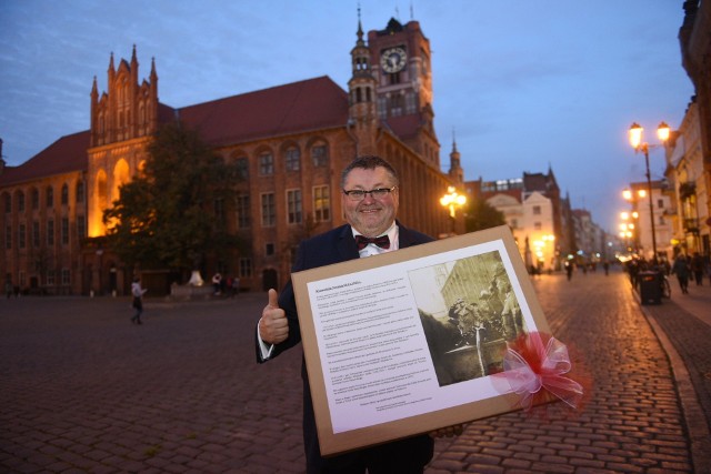 Prezes Jacek Rutkowski z prezentem przed Ratuszem Staromiejskim, gdzie 21 stycznia 1920 roku tłumy torunian słuchały gen. Hallera