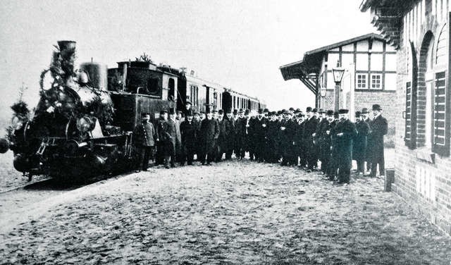 Pierwszy pociąg wjechał na Dworzec Północny 28 lutego 1910 roku. Z prawej strony na pierwszym planie widać fragment budynku stacji, w tle gmach rozebranej kilka lat temu ekspedycji towarowej 