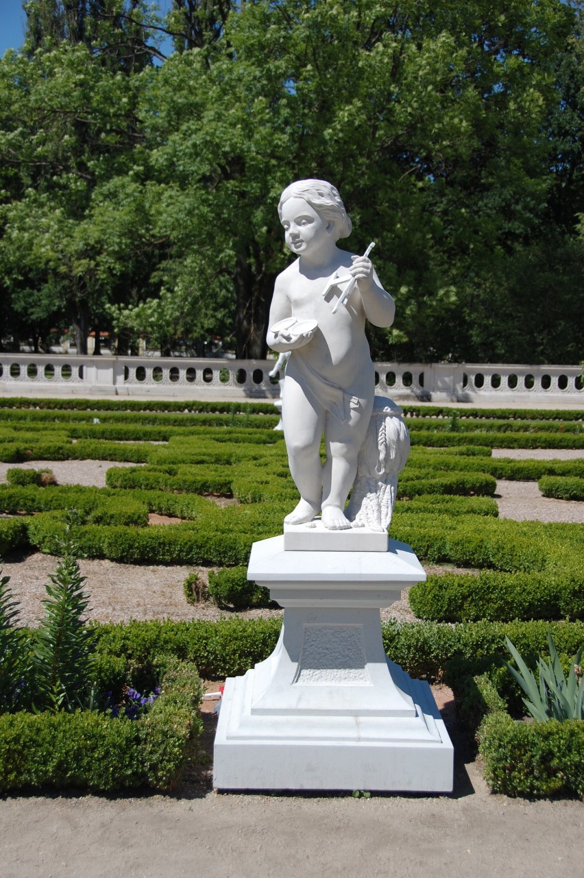 W ogrodach Pałacu Branickich pojawiła się nowa rzeźba - Waga