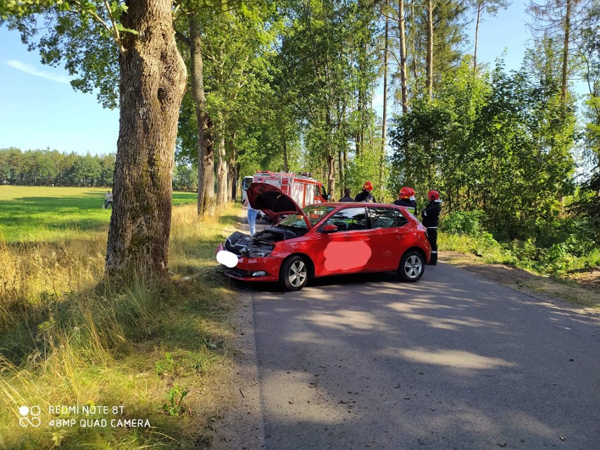 Na drodze powiatowej autobus zderzył się z samochodem osobowym [NOWE ZDJĘCIA]