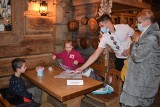 Zakopane. Otworzyła się największa restauracja na Krupówkach. Zapełniła się w 15 minut [ZDJĘCIA]