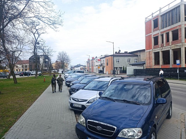 Opłatami parkingowymi mają zostać objęte fragmenty ulic Krakowskie Przedmieście i Świętej Barbary. Zobaczcie zdjęcia