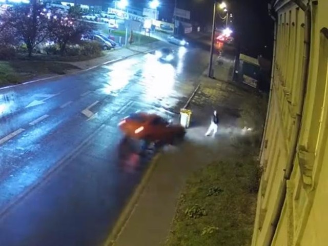We wtorek około 18.00 kierowca BMW pędząc ulicą Wspólną w Pabianicach stracił panowanie nad samochodem i wypadł z drogi. Wjechał na chodnik, na którym szedł pieszy. Auto ścięło śmietnik tuż obok mężczyzny omijając go dosłownie o metr. Samochód zatrzymał się na ogrodzeniu pobliskiej posesji.Kierowca BMW został ukarany 500 złotowym mandatem. Okoliczności zdarzenia bada Prokuratura Rejonowa w Pabianicach.ZOBACZ FILM - KLIKNIJ NA NASTĘPNY SLAJDźródło: TVP, Straż Miejska w Pabianicach