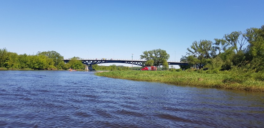 Most Hubala w Łomży. Dwóch mężczyzn skoczyło do rzeki Narew. Trwają działania poszukiwawcze [ZDJĘCIA]
