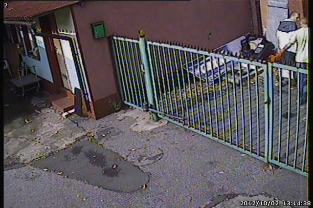 Dowodem w sprawie są między innymi nagrania z kamery przy ulicy Mazowieckiej. W zielono-białej koszulce domniemany napasnik, który ugodził ożem Wiktora Franca.