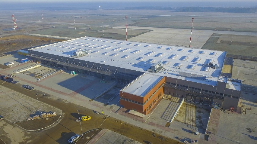 Lotnisko w Pyrzowicach z drona. Nowa droga startowa, terminal przylotów, cargo city