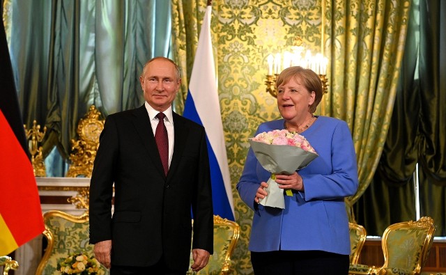 Jedno ze spotkań Putina z kanclerz Niemiec Angelą Merkel. Przez lata Unia Europejska podejmowała złe decyzje dotyczące surowców energetycznych, uzależniła się od Rosji i gdy wybuchła wojna na Ukrainie ponosimy wszyscy tego konsekwencje – powiedziała była premier Beata Szydło
