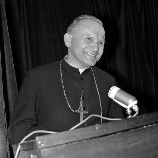 Ks. Karol Wojtyła, a później biskup i kardynał, przez niemal ćwierć wieku związany był z KUL. Przyjeżdżał z Krakowa z wykładami, prowadził zajęcia i seminaria ze studentami