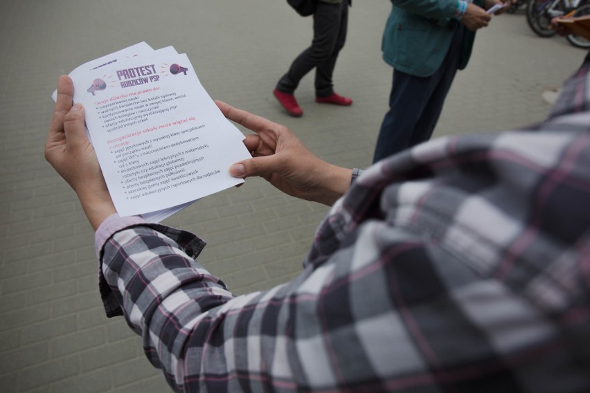 Rodzice uczniów podstawówki w Kokoszkach protestowali przed szkołą [ZDJĘCIA]