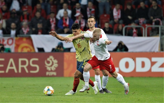 Reprezentacja Polski do lat 20 przegrała w swoim pierwszym meczu mistrzostw świata z rówieśnikami z Kolumbii 0:2. Gole strzelali Ivan Angulo oraz Luis Sandoval.